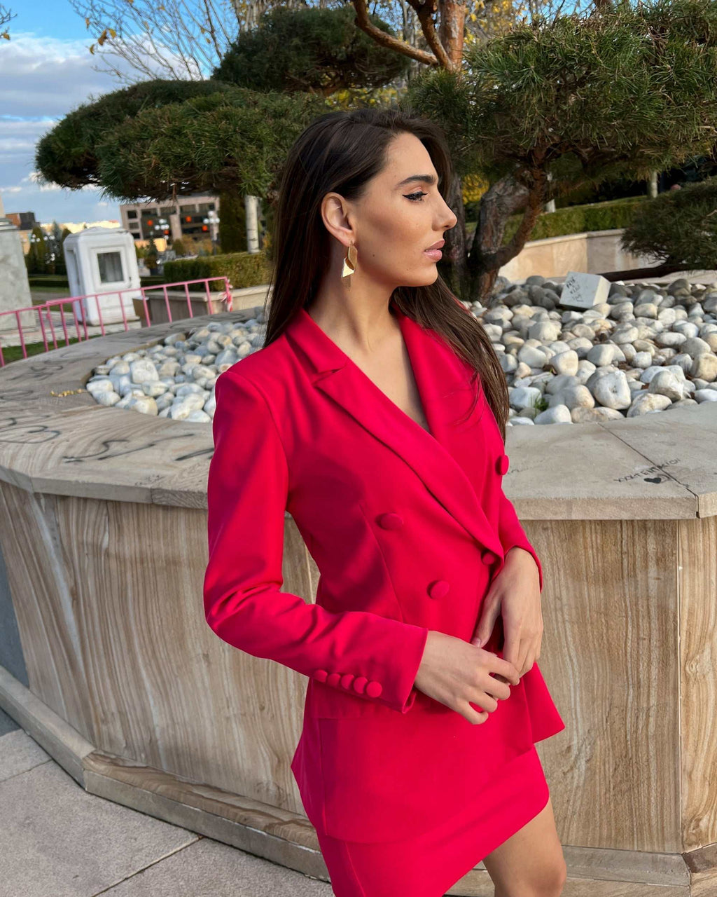 Sacou dama fucsia cu două rânduri de nasturi, model cambrat și mâneci lungi, purtat afară.