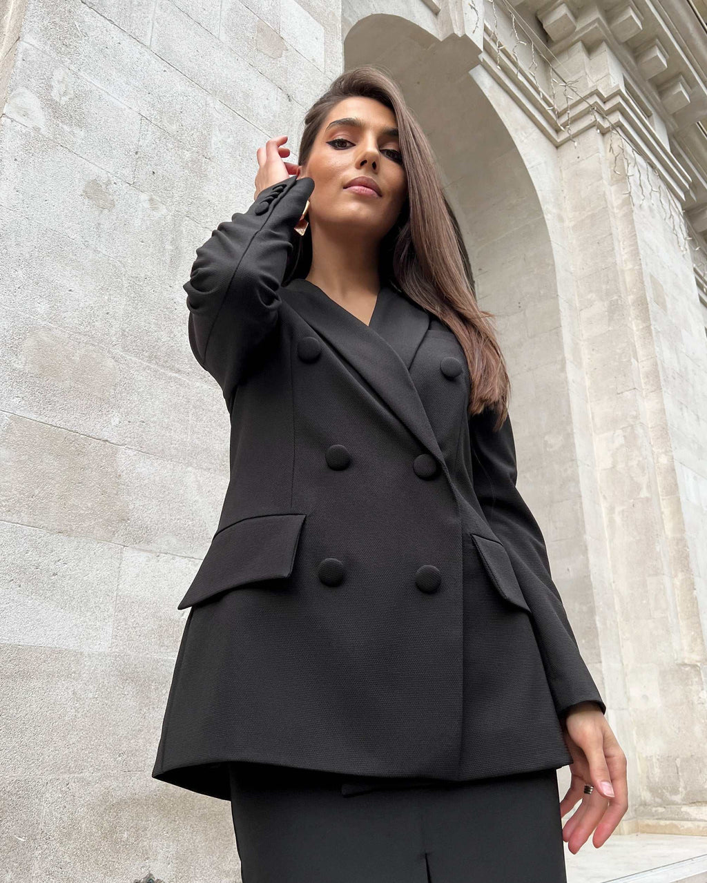 Sacou dama negru elegant cu două rânduri de nasturi, model lung și cambrat, cu rever în V și șliț dublu.