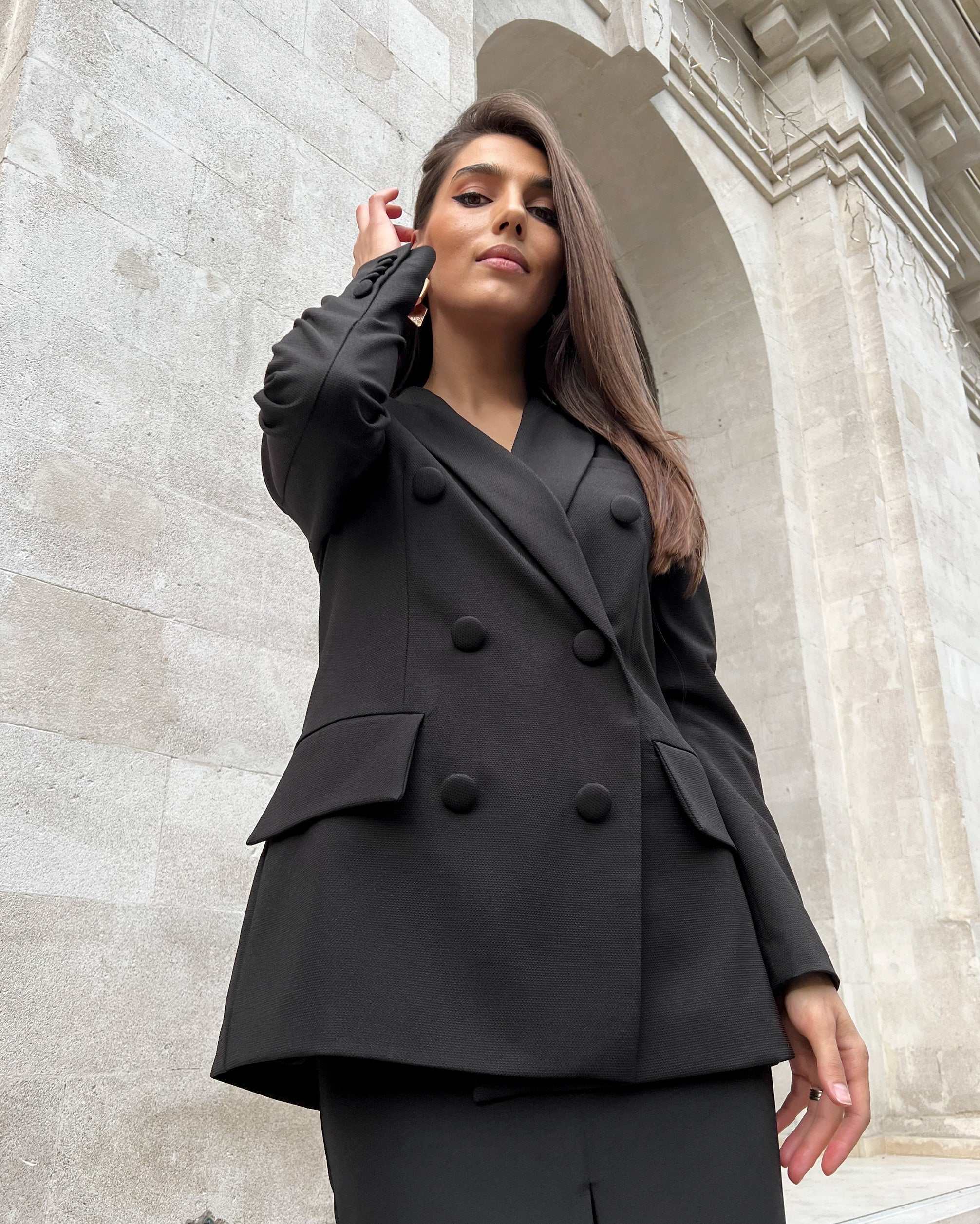Sacou dama negru elegant cu două rânduri de nasturi, model lung și cambrat, cu rever în V și șliț dublu.