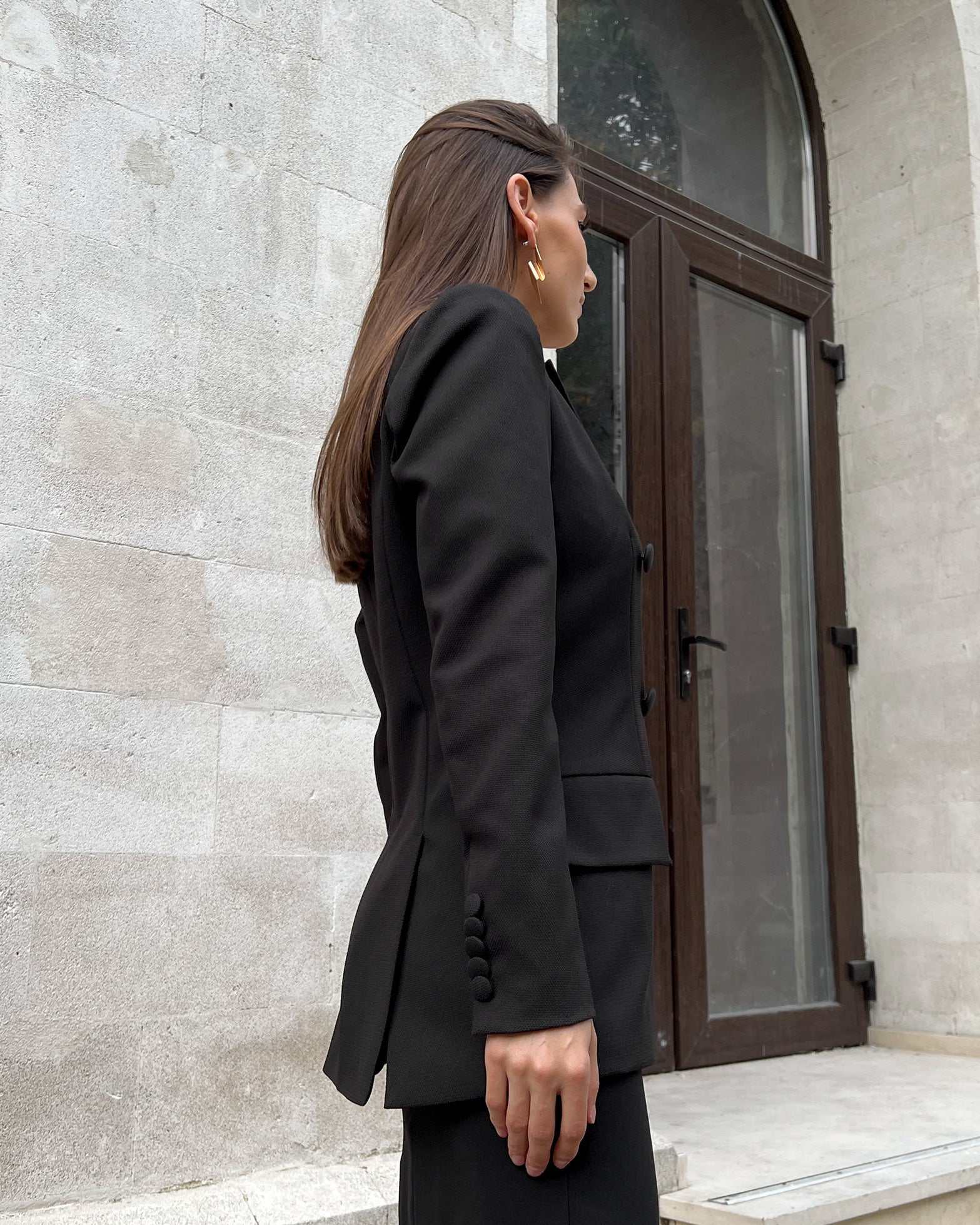 Sacou dama elegant cu nasturi, model cambrat și șliț dublu.