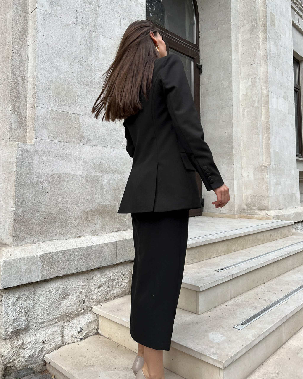 Sacou dama elegant cu două rânduri de nasturi, model lung și cambrat.