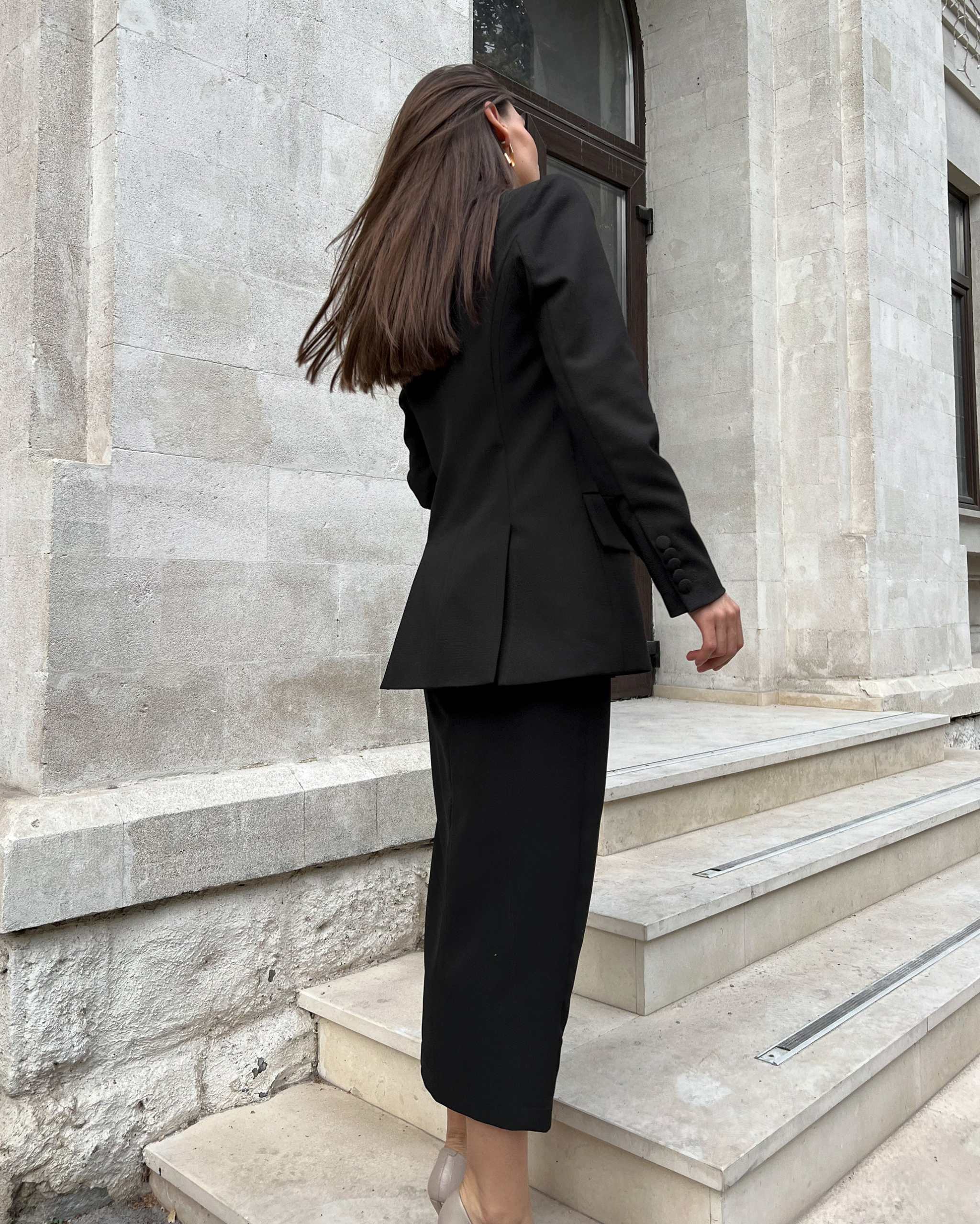 Sacou dama elegant cu două rânduri de nasturi, model lung și cambrat.